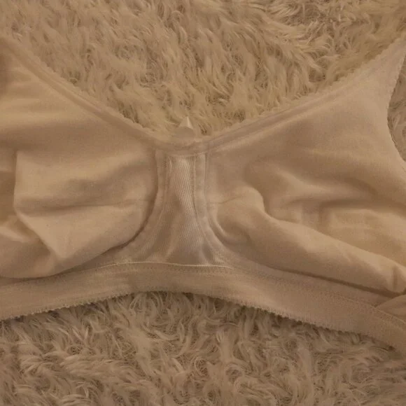 Jadee 34B bra has inserts/pockets but no pads to go with it white color 16 - Picture 7 of 8